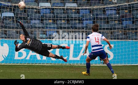 Mary Earps, portiere di Manchester United, salva una penalità per il secondo tempo da parte di Fara Williams. PHOTO CREDIT : © MARK PAIN / ALAMY STOCK PHOTO Foto Stock