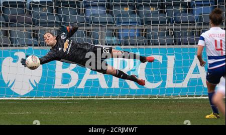 Mary Earps, portiere di Manchester United, salva una penalità per il secondo tempo da parte di Fara Williams. PHOTO CREDIT : © MARK PAIN / ALAMY STOCK PHOTO Foto Stock