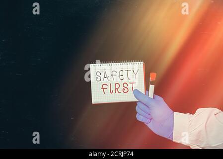 Scrittura a mano concettuale che mostra la sicurezza prima di tutto. Concetto significato usato per dire che la cosa più importante è essere sicuro visualizzati l'accesso della carta dell'adesivo Foto Stock