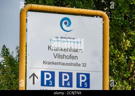 Vilshofen an Der Donau, Germania. 17 Settembre 2020. 'Krankenhaus Vilshofen' è scritto su un cartello all'esterno dell'ospedale. Più di 30 casi di Corona sono probabilmente legati a un matrimonio dopo un guasto all'ospedale di Vilshofen. Credit: Armin Weigel/dpa/Alamy Live News Foto Stock