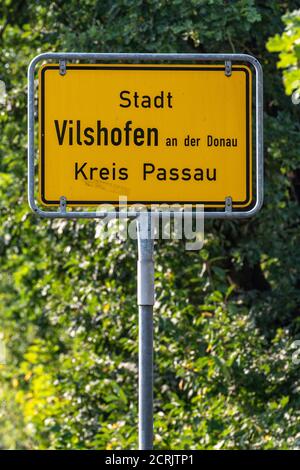 Vilshofen an Der Donau, Germania. 17 Settembre 2020. "Stadt Vilshofen an der Donau - Kreis Passau" è scritto su un cartello con il nome della località. Credit: Armin Weigel/dpa/Alamy Live News Foto Stock