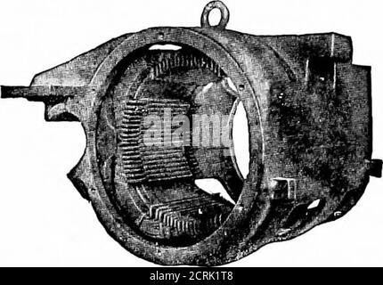 . Ingegneria della trazione e della trasmissione elettrica . er di ampere-turni. L'armatura reattiva E.M.F., EA, non è essentialto il funzionamento del motore, e può essere neutralizzata mediante l'uso di avvolgimenti di compensazione, e questa caratteristica dei motori in serie a corrente alternata è molto importante. L'avvolgimento di compensazione è incorporato in fessure nelle facce dei poli, come mostrato in Fig. 15, che rappresenta un motore ferroviario monofase compensato a quattro poli con armatura e avvolgimenti di campo rimossi. Il numero di spire dell'avvolgimento di compensazione viene regolato soas per impostare una forza magnetomotiva e. Foto Stock