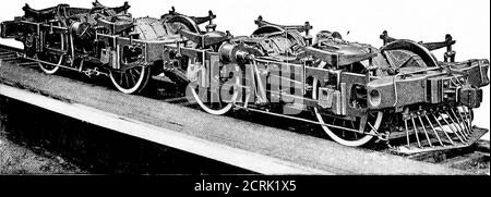 . Ingegneria della trazione e della trasmissione elettrica . Fig. 18. 40 TRAZIONE E TRASMISSIONE. OPPOSTO. Forme modificate di questo motore da Atkinson havetwo bobine di campo spostate nello spazio di 90 gradi elettrici, quella di la Tour, Winter e Eichberg omette la bobina di campo, la sua funzione essendo svolta dall'avvolgimento dell'armatura, ela di Deri ha una coppia aggiuntiva di brusche cortocircuitate che alterano la velocità quando spostate. Motori a induzione. - il motore a induzione trifase può essere utilizzato per scopi di trazione quando il servizio richiede-. Fig. 19, i mcnt sono di natura costante, come per esempio sulle lunghe altiature. Foto Stock