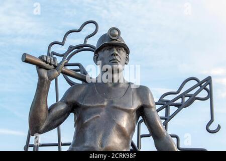 Da Pit al Porto, statua in bronzo di un minatore di carbone gallese, di John Clinch, Cardiff Bay, Cardiff, Galles, Regno Unito. Foto Stock