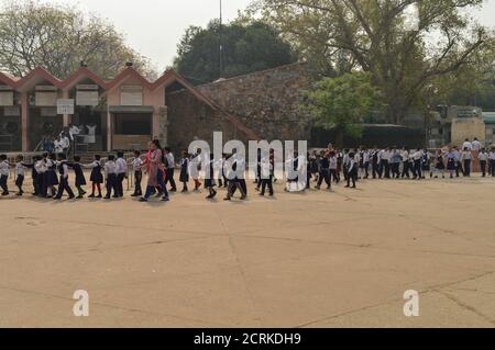 Un gruppo di bambini che visiteranno il parco zoologico nazionale in coda fuori dallo zoo di Delhi. Foto Stock