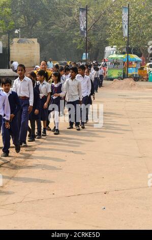 Un gruppo di bambini che visiteranno il parco zoologico nazionale in coda fuori dallo zoo di Delhi. Foto Stock