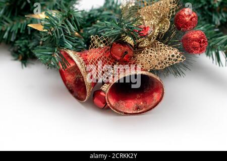 Campane rosse di Natale sulla corona di natale fatte da rami di abete Foto Stock