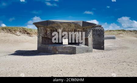 una guerra mondiale tedesca distrutta due bunker atlantikwall in danimarca con cielo blu Foto Stock