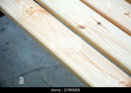 Legno di legno di legno di pino. Materiale di costruzione. Pile di tavole di legno nella segheria, piallatura. Materiale da costruzione in cantiere. Foto Stock