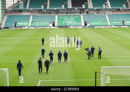 Easter Road Stadium Edimburgo. Scozia UK.20th Sep 20. Scottish Premiership Match Hibernian vs Rangers. Rangers giocatori pitch ispezione prima della partita credito: eric mcowat / Alamy Live News Foto Stock