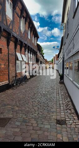 Una strada con vecchie case in una città in Danimarca Foto Stock