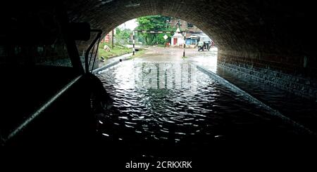 Acqua che logging giù il ponte durante la stagione delle piogge. Foto Stock