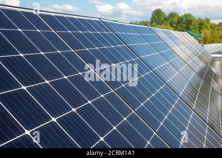Celle fotovoltaiche sullo sfondo o pannelli solari Foto Stock