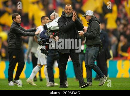 Nuno Espirito Santo, direttore di Wolverhampton Wanderers, applaude i fan dei Lupi in viaggio dopo la sconfitta. PHOTO CREDIT : © MARK PAIN / ALAMY STOCK PHOTO Foto Stock