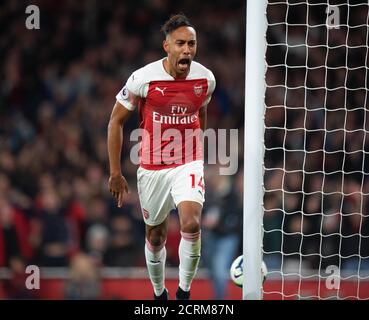 Pierre-Emerick Aubameyang dell'Arsenal celebra il suo secondo obiettivo. Credito immagine : © Mark Pain / Alamy Foto Stock