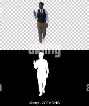 Sorridente uomo d'affari afroamericano che fa videochiamata tenendo m Foto Stock