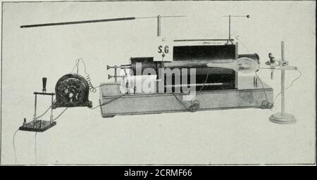 . I raggi Roentgen in medicina e chirurgia come ausilio nella diagnosi e come agente terapeutico; progettati per l'uso di medici e studenti . Fig. 13. Mostra la batteria di stoccaggio. Bobina Ritchie con interruttore martello e tubo. 24 I RAGGI ROENTGEN IN MEDICINA E CHIRURGIA. Fig. 14. Mostra il motore-generatore, la bobina di Ritchie con l'interruttore del martello e il tubo. Un motore-generatore è una piccola dinamo combinata con un motore elettrico. Al posto di un motore-generatore può essere utilizzata una piccola dinamo che può essere fatta funzionare da un motore ad acqua o da un motore a benzina. Foto Stock