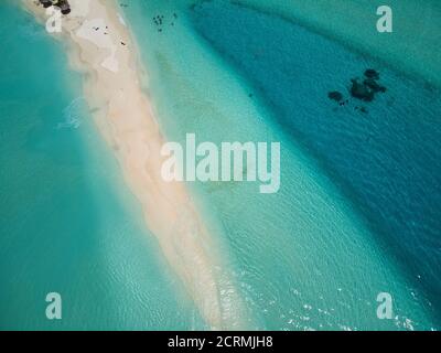 Meravigliose isole desertiche e le loro lagune dal drone in Maldive Foto Stock