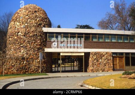 Ingresso allo zoo di Johannesburg, Sudafrica, 1981 con un mix di stili architettonici Foto Stock