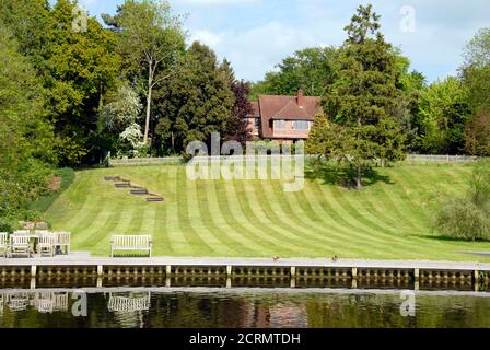 Attraente proprietà sul fiume accanto al Tamigi, Oxfordshire, Inghilterra con grande magnifico prato curato Foto Stock