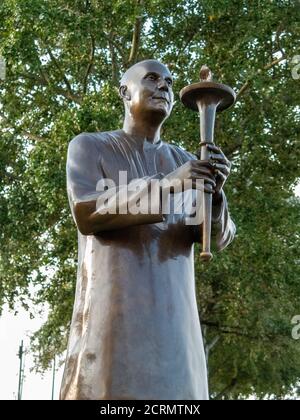 World Harmony Peace statue nella baia di Cardiff. Cardiff, Galles, Regno Unito Foto Stock