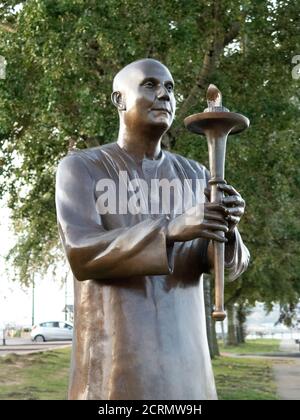 World Harmony Peace statue nella baia di Cardiff. Cardiff, Galles, Regno Unito Foto Stock