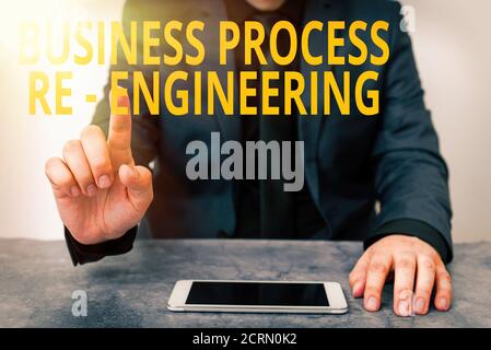 Scrittura a mano del testo processo di business Re Engineering. Foto concettuale l'analisi e la progettazione dei flussi di lavoro modello con schermo nero moderno Foto Stock