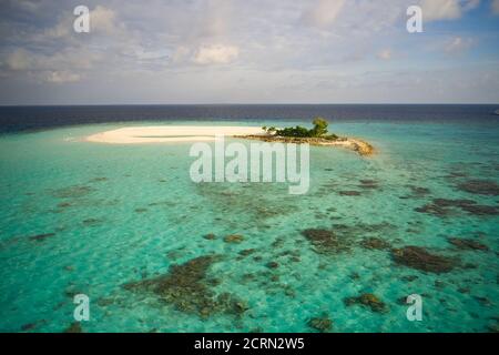 Meravigliose isole del deserto delle Maldive vista dal drone Foto Stock