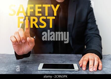 Scrittura a mano testo scrittura sicurezza prima. La foto concettuale diceva che la cosa più importante è essere modello sicuro che visualizza schermo nero moderno Foto Stock