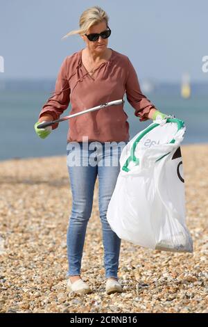 La Contessa di Wessex si unisce ai volontari della Marine Conservation Society e del Southsea Beachwatch durante la Great British Beach Clean a Southsea. Foto Stock