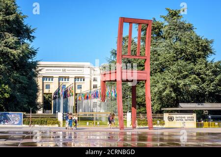 La scultura "sedia rotta" si trova in piazza Nazioni, di fronte al Palazzo delle Nazioni, sede dell'Ufficio delle Nazioni Unite a Ginevra, Svizzera. Foto Stock