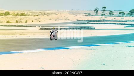 La concorrenza, moto racer corse su una pista di sport Foto Stock