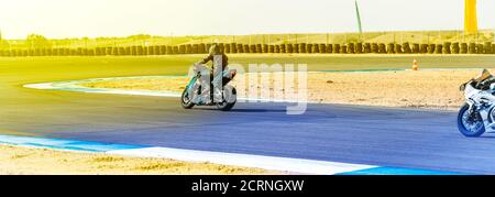 La concorrenza, moto racer corse su una pista di sport Foto Stock