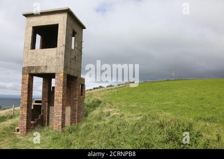 Croy, nr Ayr, Ayrshire, Scozia, Regno Unito. 25 ago 2020 : UN'antica torre di osservazione in cemento e mattoni che si affaccia sul Firth di Clyde Foto Stock