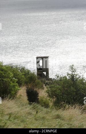 Croy, nr Ayr, Ayrshire, Scozia, Regno Unito. 25 ago 2020 : UN'antica torre di osservazione in cemento e mattoni che si affaccia sul Firth di Clyde Foto Stock