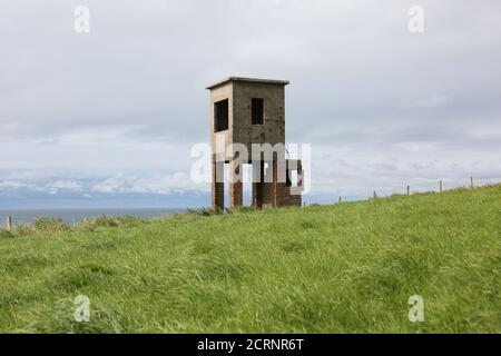 Croy, nr Ayr, Ayrshire, Scozia, Regno Unito. 25 ago 2020 : UN'antica torre di osservazione in cemento e mattoni che si affaccia sul Firth di Clyde Foto Stock