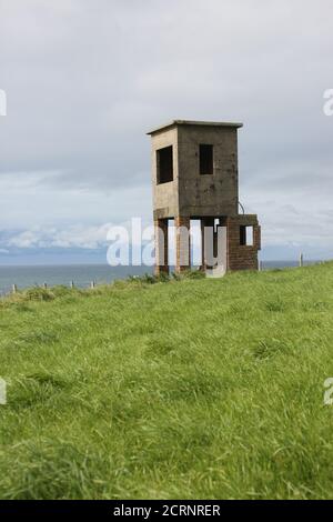 Croy, nr Ayr, Ayrshire, Scozia, Regno Unito. 25 ago 2020 : UN'antica torre di osservazione in cemento e mattoni che si affaccia sul Firth di Clyde Foto Stock