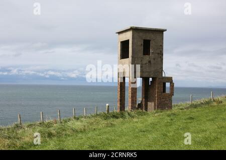 Croy, nr Ayr, Ayrshire, Scozia, Regno Unito. 25 ago 2020 : UN'antica torre di osservazione in cemento e mattoni che si affaccia sul Firth di Clyde Foto Stock