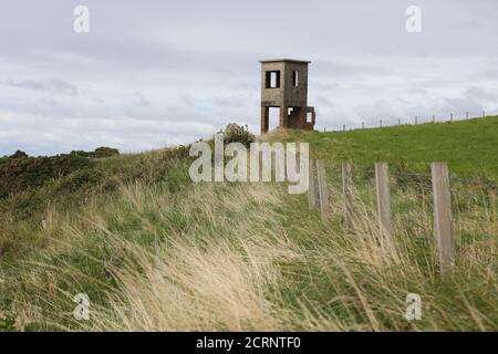 Croy, nr Ayr, Ayrshire, Scozia, Regno Unito. 25 ago 2020 : UN'antica torre di osservazione in cemento e mattoni che si affaccia sul Firth di Clyde Foto Stock