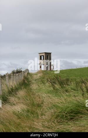 Croy, nr Ayr, Ayrshire, Scozia, Regno Unito. 25 ago 2020 : UN'antica torre di osservazione in cemento e mattoni che si affaccia sul Firth di Clyde Foto Stock