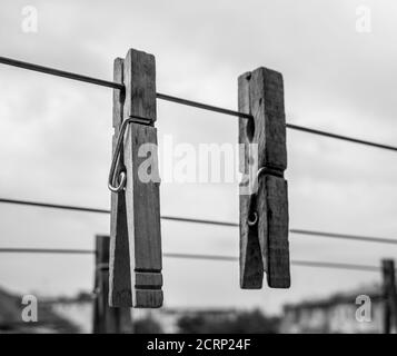 Vecchi perni di tela di legno sul filo di tela Foto Stock