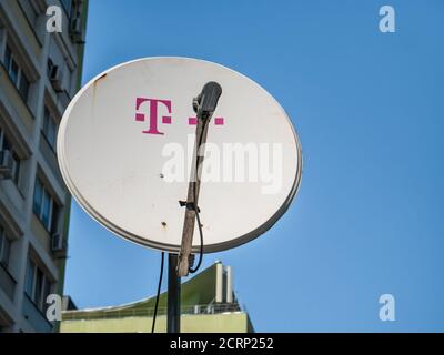 Bucarest/Romania - 09.05.2020: Parabola satellitare con il logo della società di telecomunicazioni tedesca Telekom Foto Stock