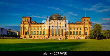 Il famoso edificio del Reichstag, sede del Bundestag tedesco, e la 'Platz der Republik' (Piazza della Repubblica) Foto Stock