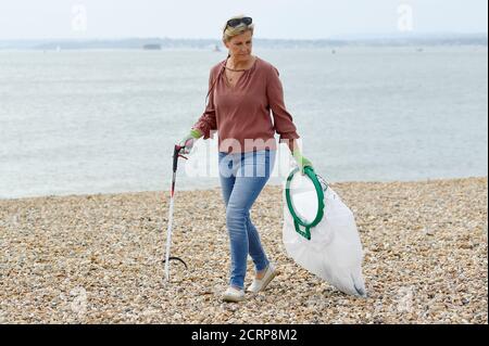 La Contessa di Wessex si unisce ai volontari della Marine Conservation Society e del Southsea Beachwatch durante la Great British Beach Clean a Southsea. Foto Stock