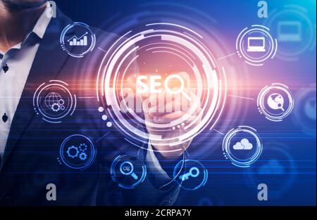 Uomo d'affari irriconoscibile che fa clic su Seo Keyword sul pannello virtuale, sfondo blu Foto Stock