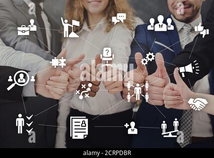 Gruppo di uomini d'affari gesturing Thumbs-Up in Ufficio, ritagliato, Collage Foto Stock