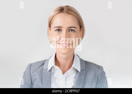 Ritratto di allegra busnesswoman in abiti formali su studio luce sfondo Foto Stock