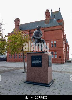 Statua commemorativa per attore, cantante e compositore gallese IVOR NOVELLO a Cardiff BAY, Cardiff, Galles, Regno Unito Foto Stock