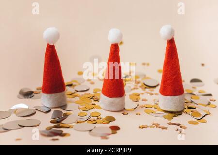 Cappelli Babbo Natale e tanti confetti in rosa per Natale e Capodanno. Foto Stock