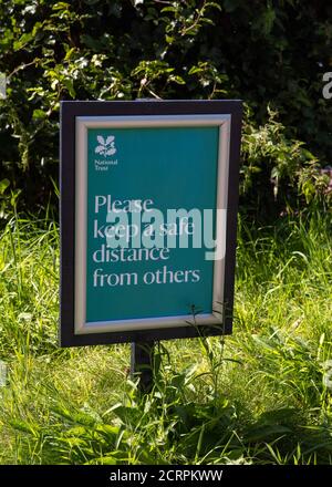 Segno di promemoria di allontanamento sociale al National Trust Arlington Court nel Nord Devon, Regno Unito durante la pandemia di Coronavirus COVID-19 Foto Stock